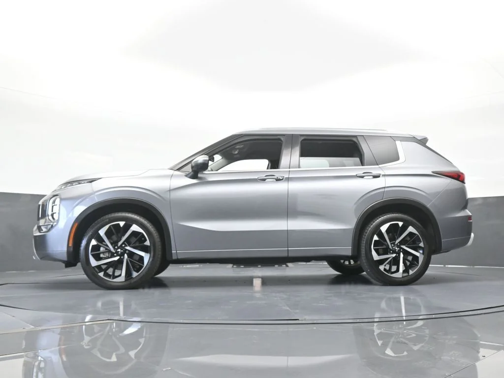 Used 2022 Silver Mitsubishi SEL image 61