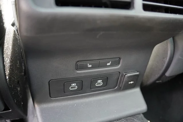 Used 2025 Black Land Rover Dynamic SE image 4
