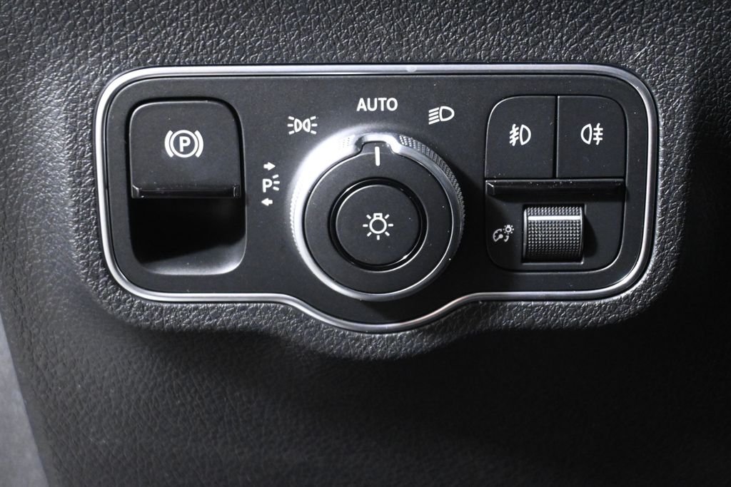 New 2026 Cirrus Silver Metallic Mercedes-Benz GLB 250 image 24