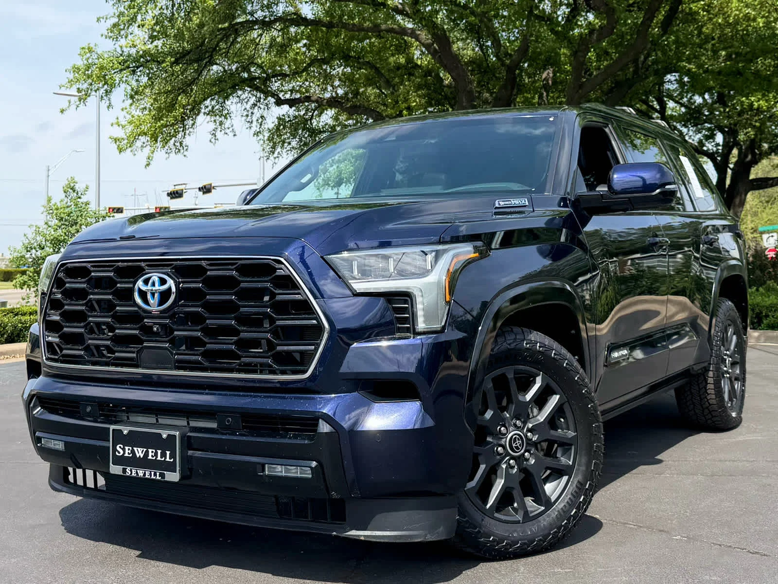2023 Toyota Sequoia Platinum 4WD i-FORCE MAX Hybrid's photo
