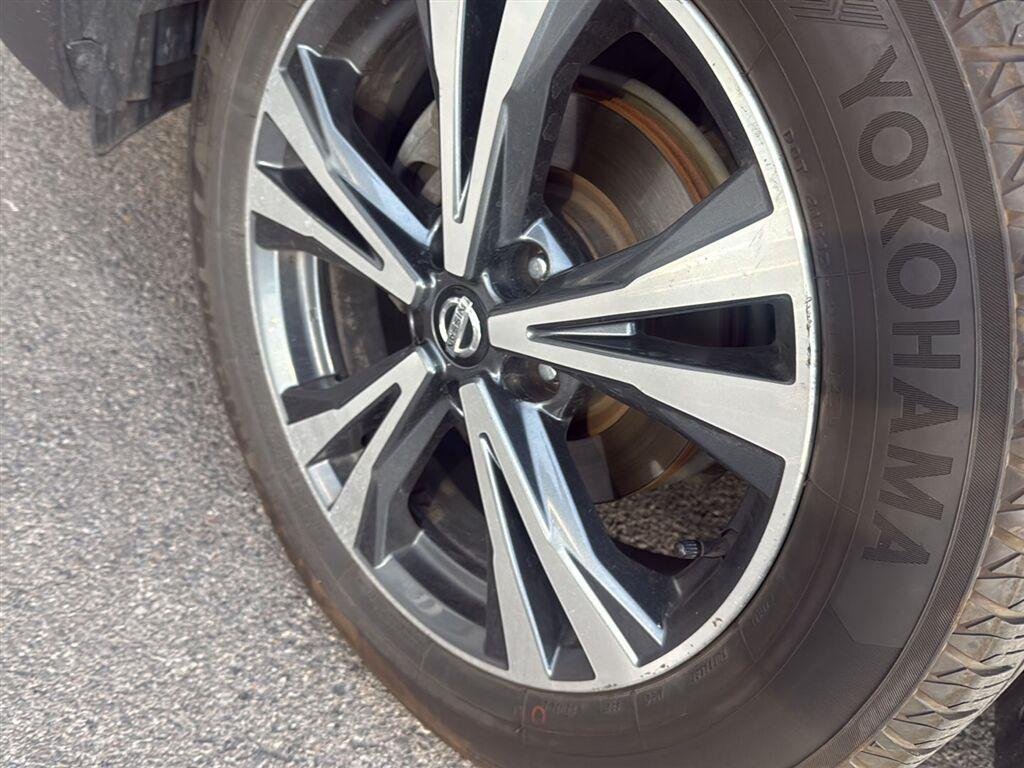 Used 2017 Palatial Ruby Nissan SL image 5