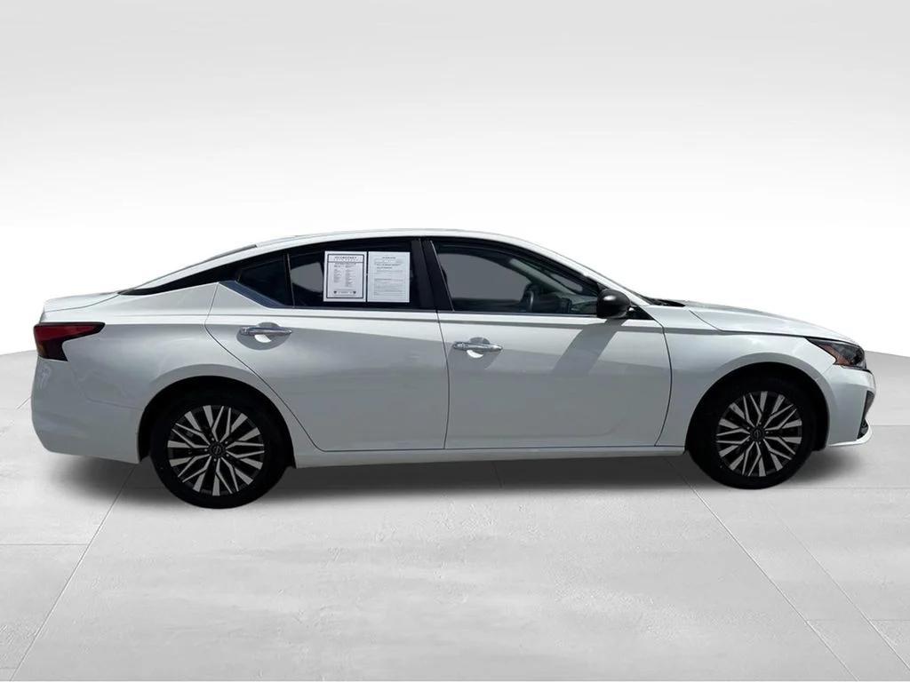 Used 2025 White Nissan 2.5 SV image 30