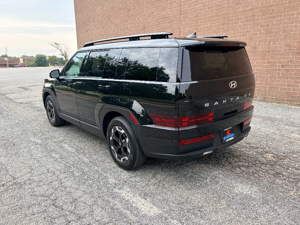 Used 2025 Phantom Black Hyundai SEL image 3