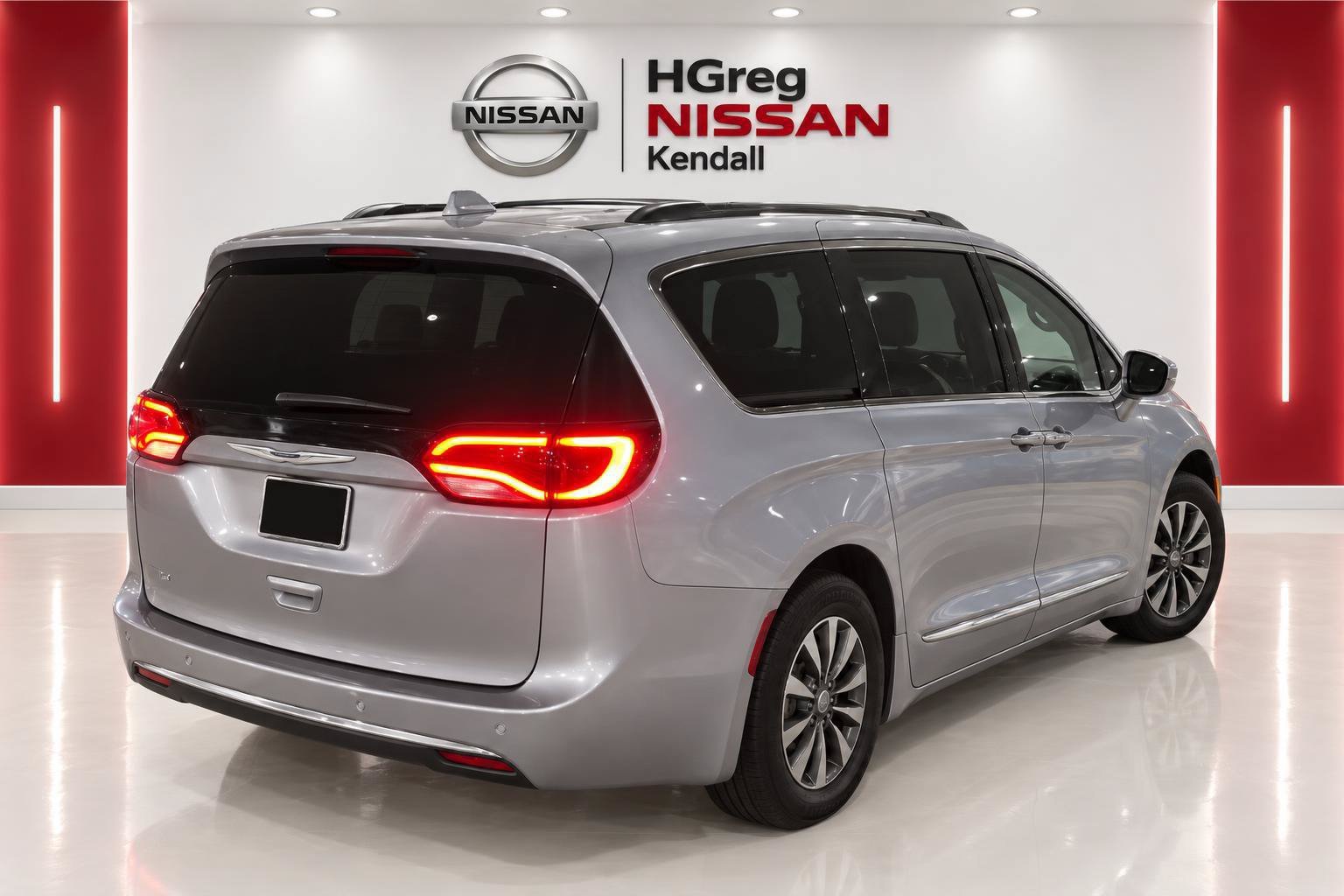 Used 2019 Silver Chrysler Touring L Plus image 3