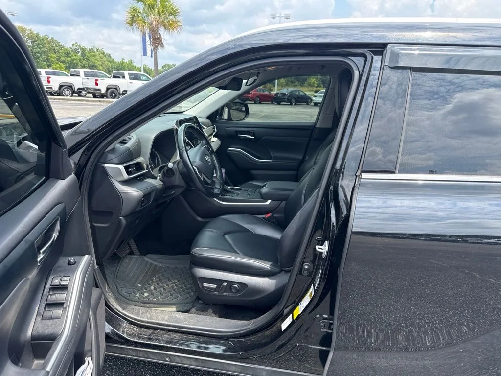 Used 2022 Black Toyota XLE image 5