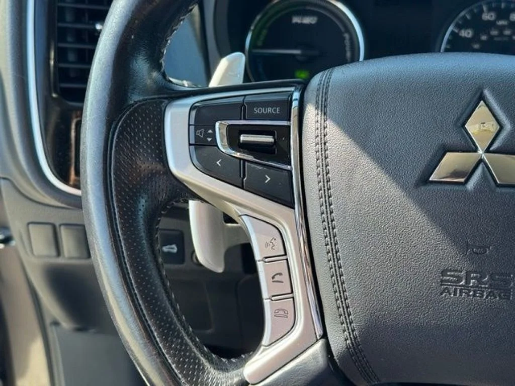 Used 2018  Mitsubishi SEL image 12