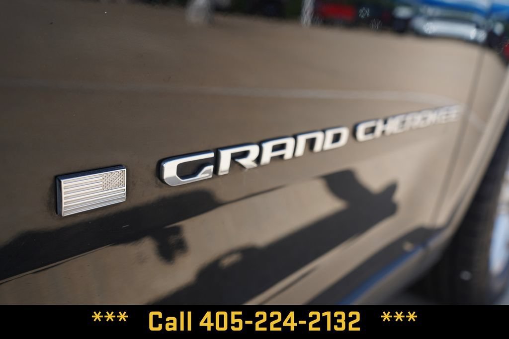 Used 2023  Jeep Laredo image 6