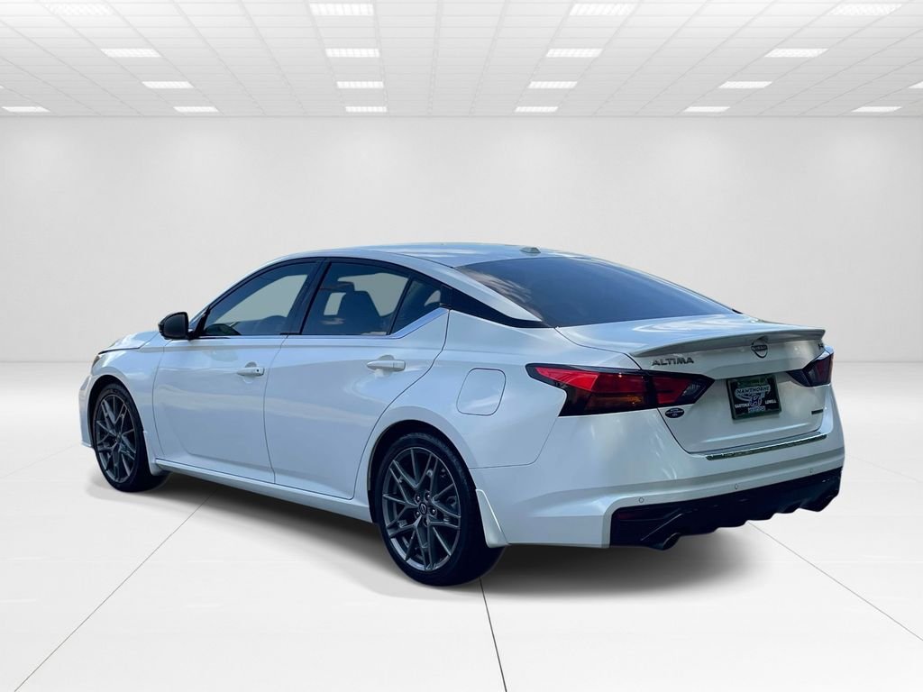 Used 2023 White Nissan 2.0 SR image 4