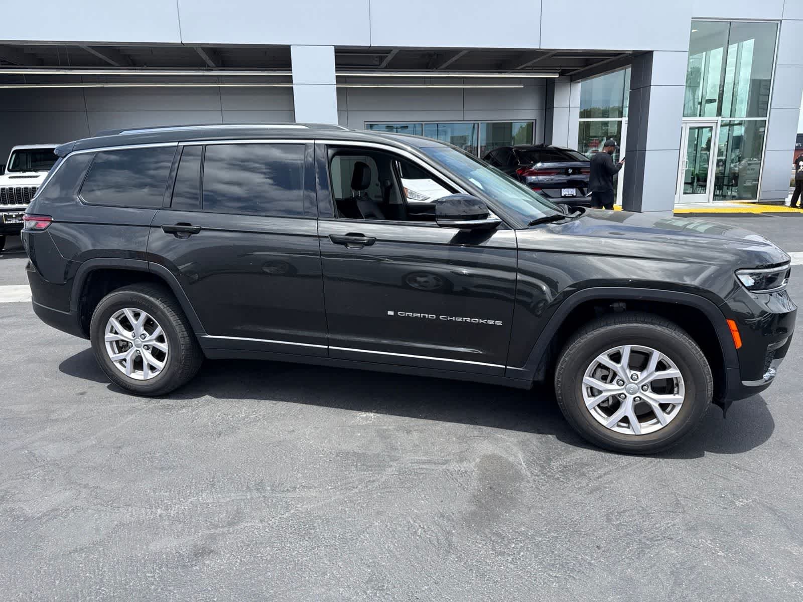Used 2022 Rocky Mountain Pearlcoat Jeep Limited image 10