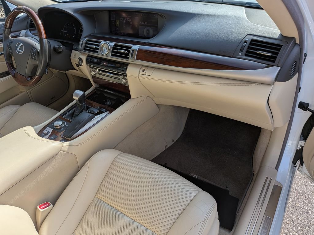 Used 2013  Lexus 460 image 28