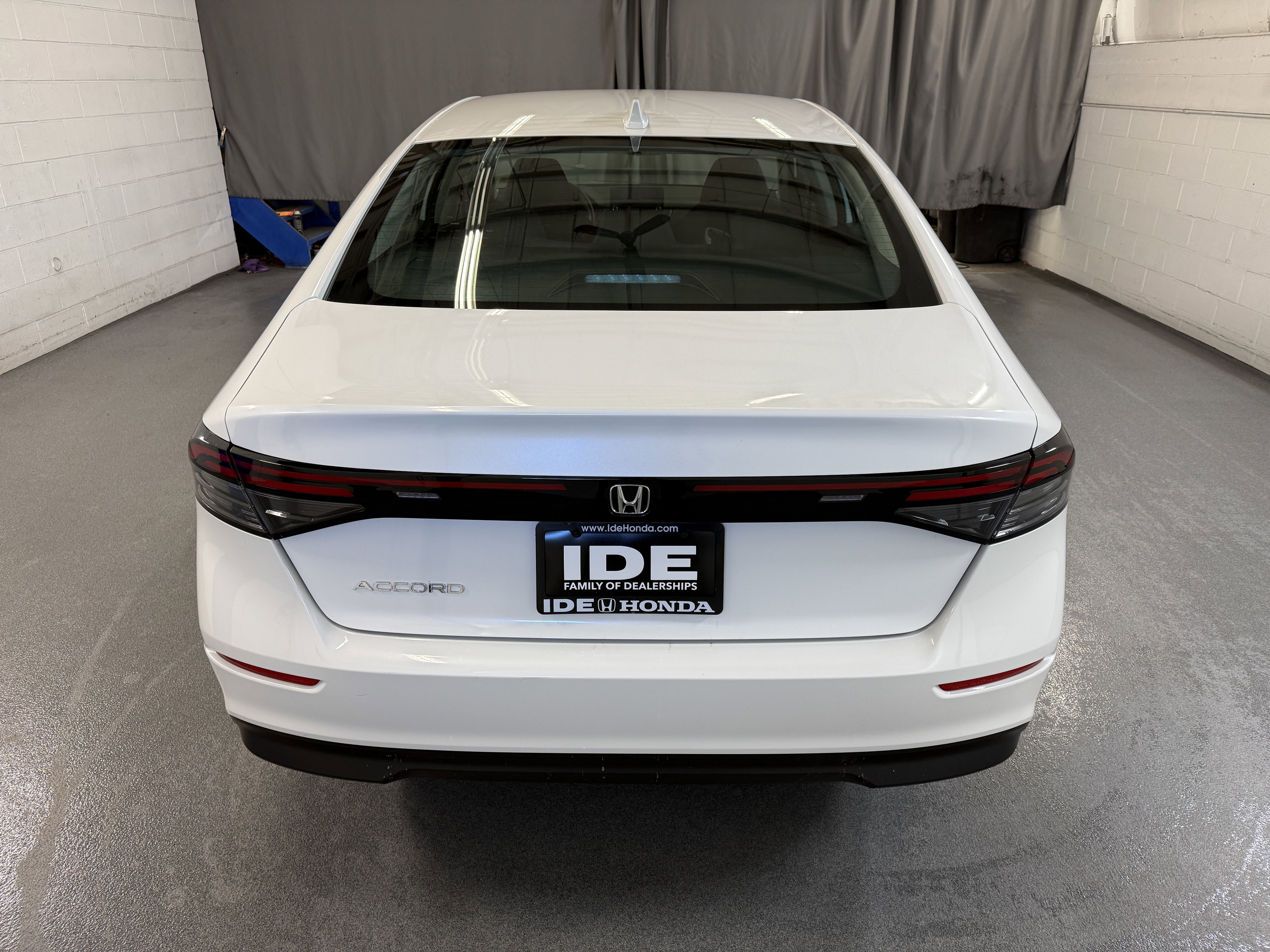 Used 2023 Platinum White Pearl Honda LX image 6