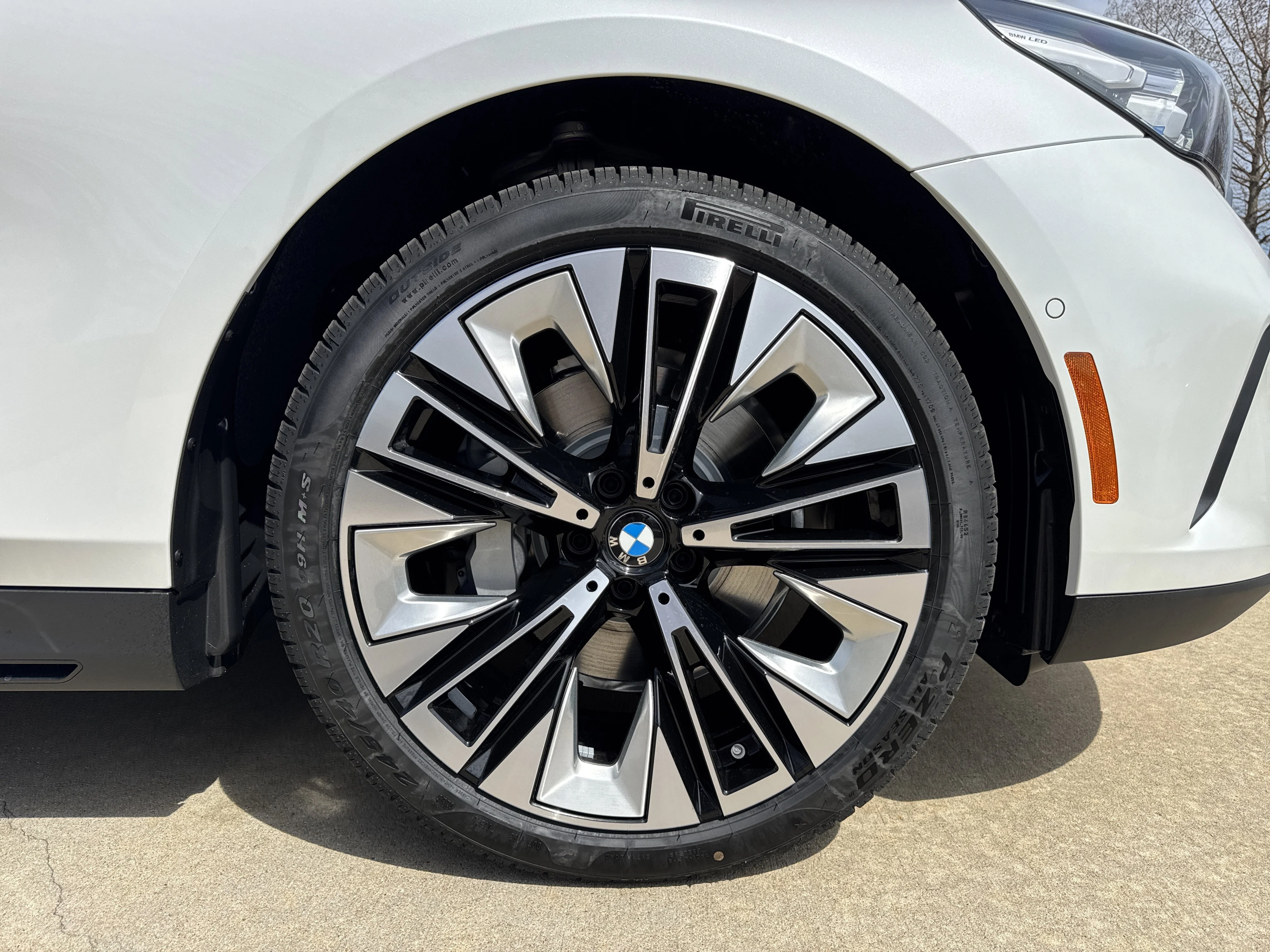 New 2026 MINERAL WHITE BMW 530i xDrive image 29