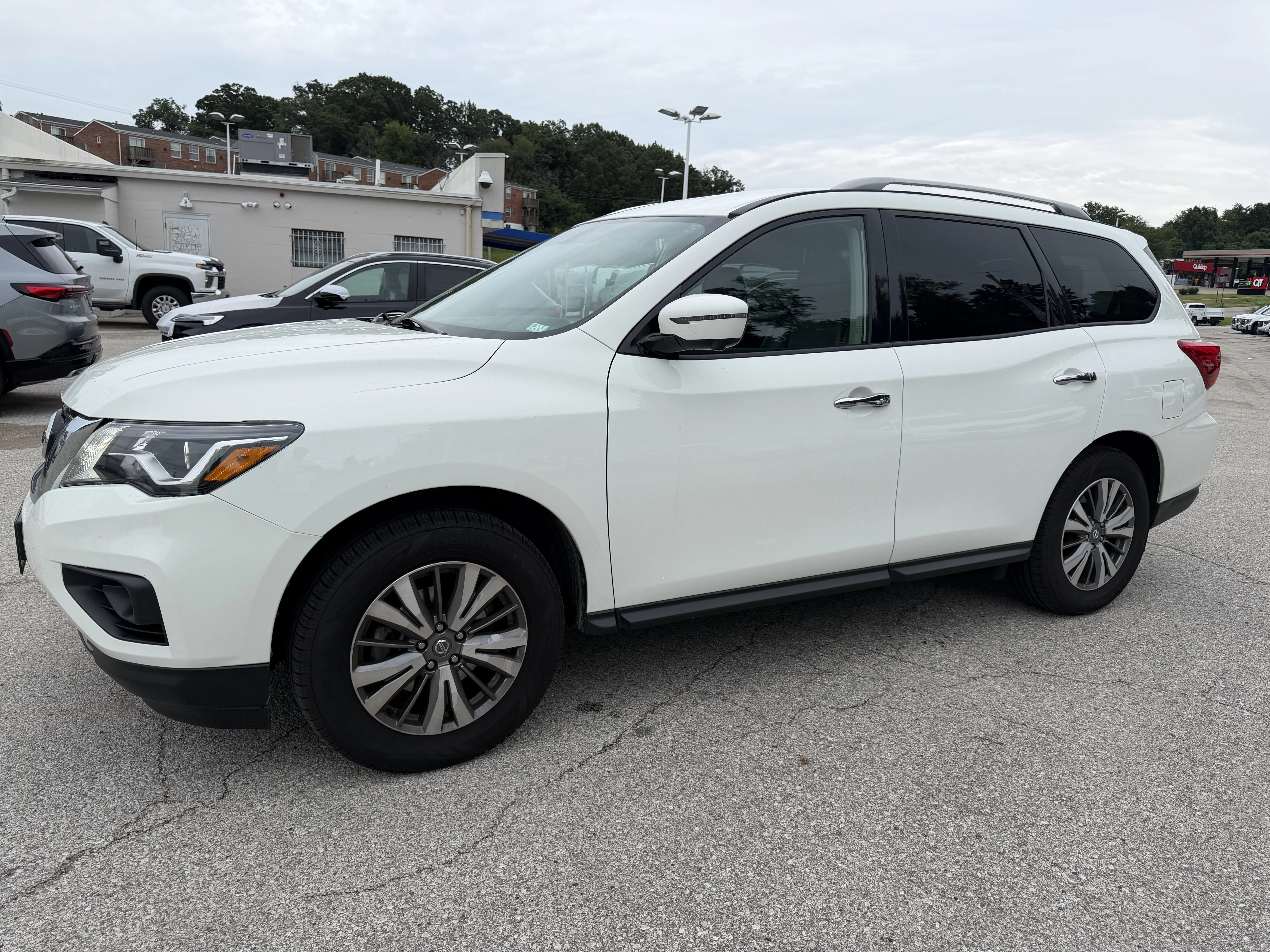 Used 2019 Glacier White Nissan SL image 3