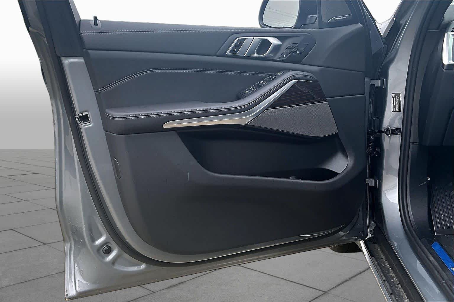 Used 2026 Skyscraper Grey Metallic BMW xDrive40i image 25
