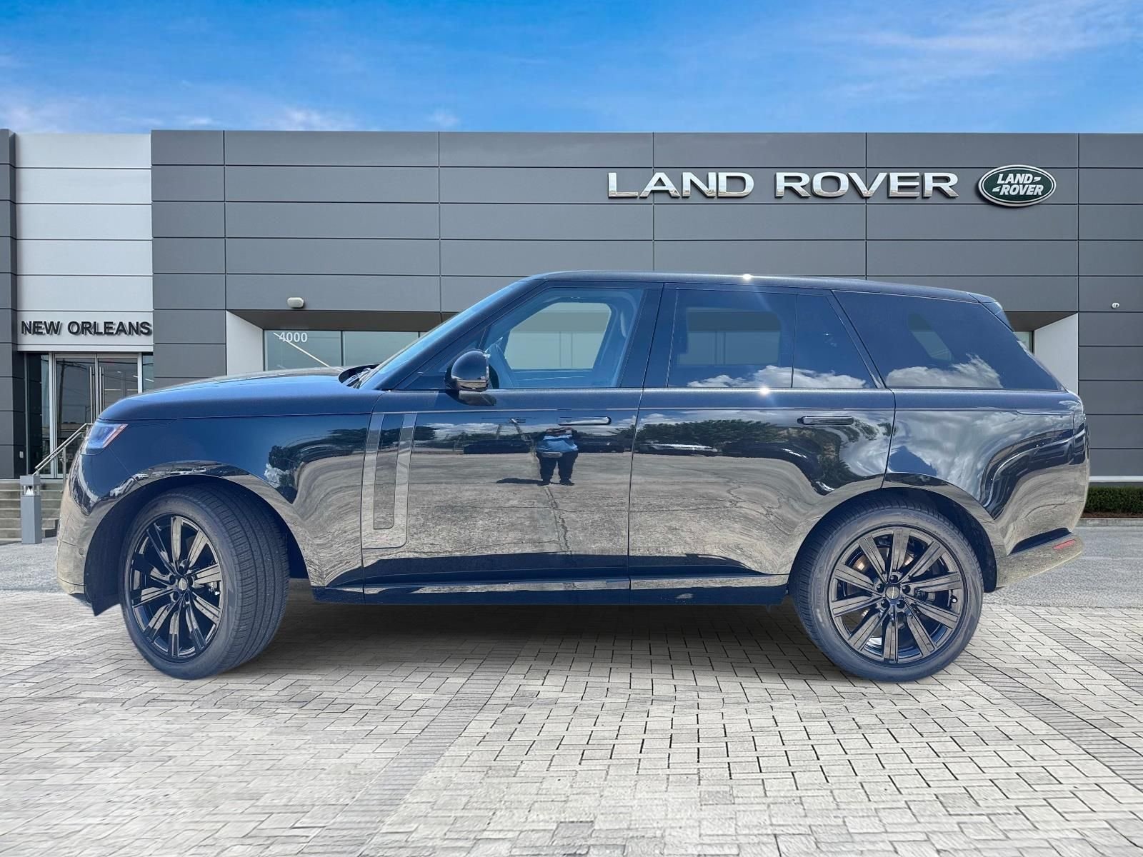 New 2026 Santorini Black Land Rover SE image 2