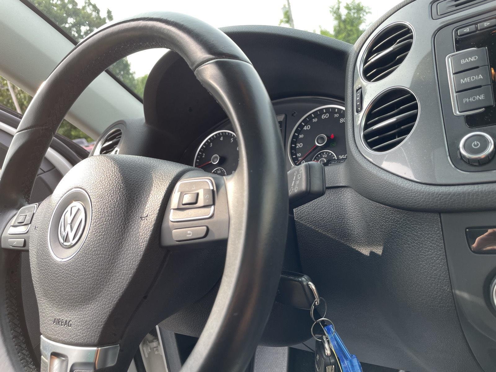 Used 2013 Candy White Volkswagen SE w/Sunroof & Nav image 24
