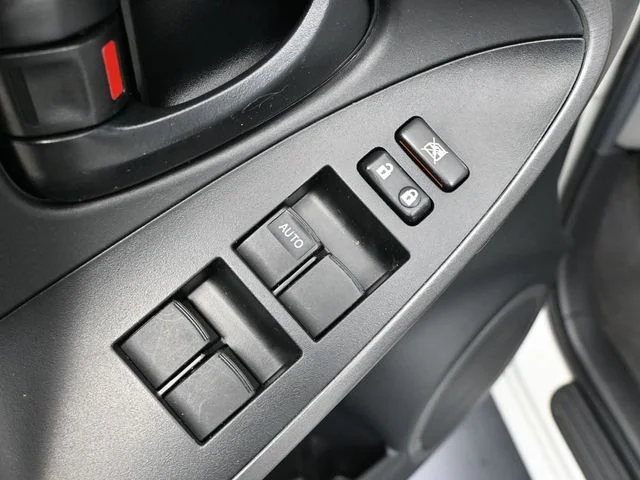 2012 Toyota RAV4 EV - Photo 18