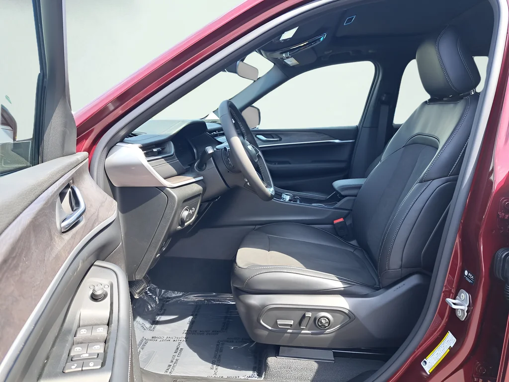 New 2026 Velvet Red Pearl-Coat Exterior Paint Jeep Laredo Altitude image 10