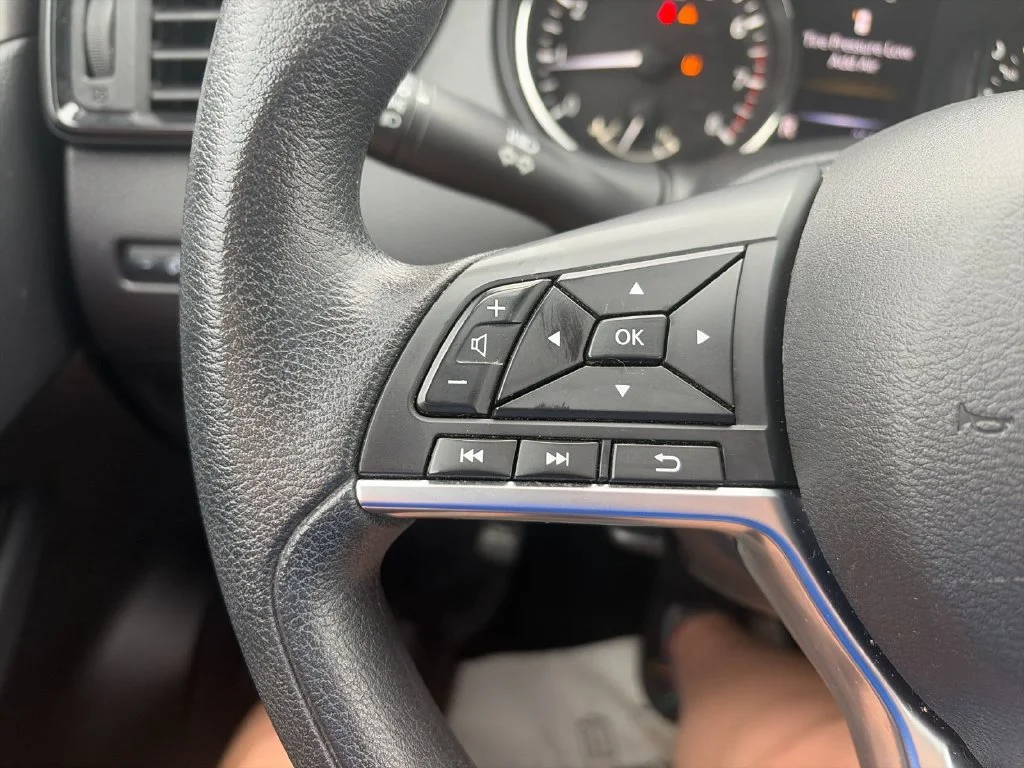 Used 2018 Black Nissan S image 27
