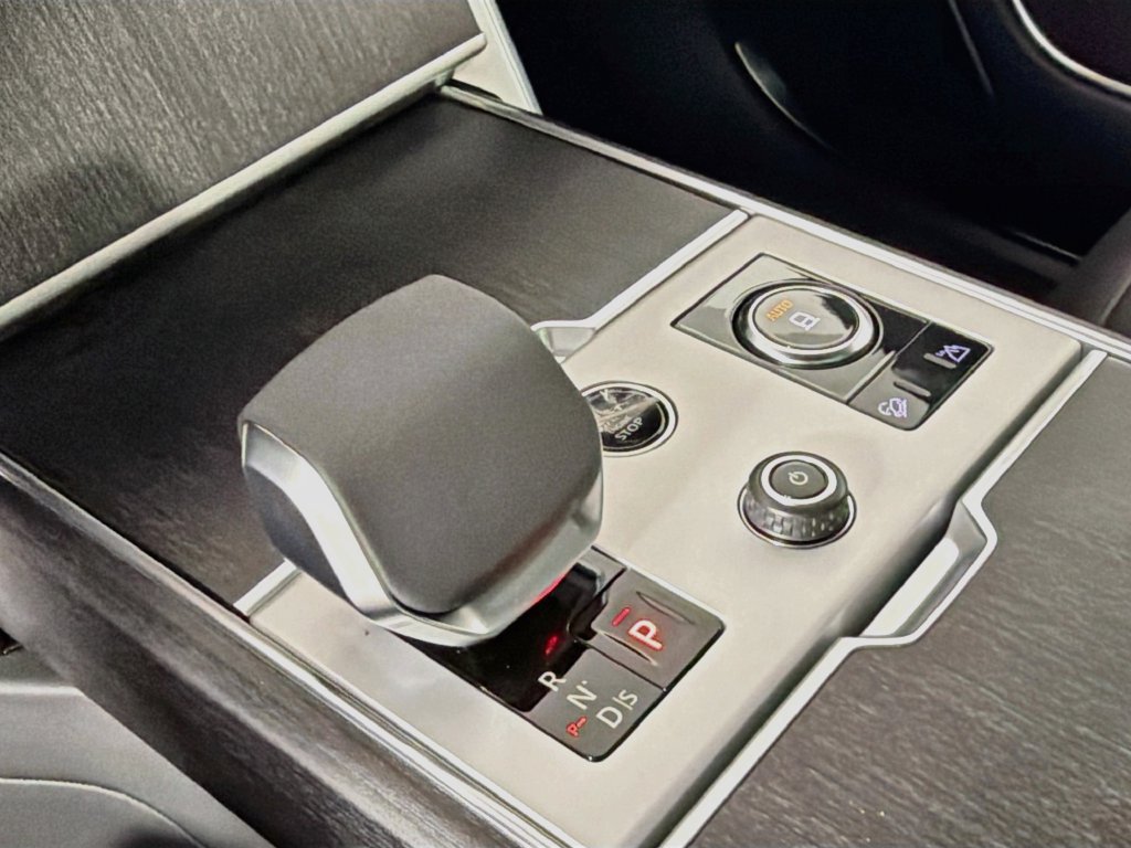 New 2027 Fuji White Land Rover SE image 17