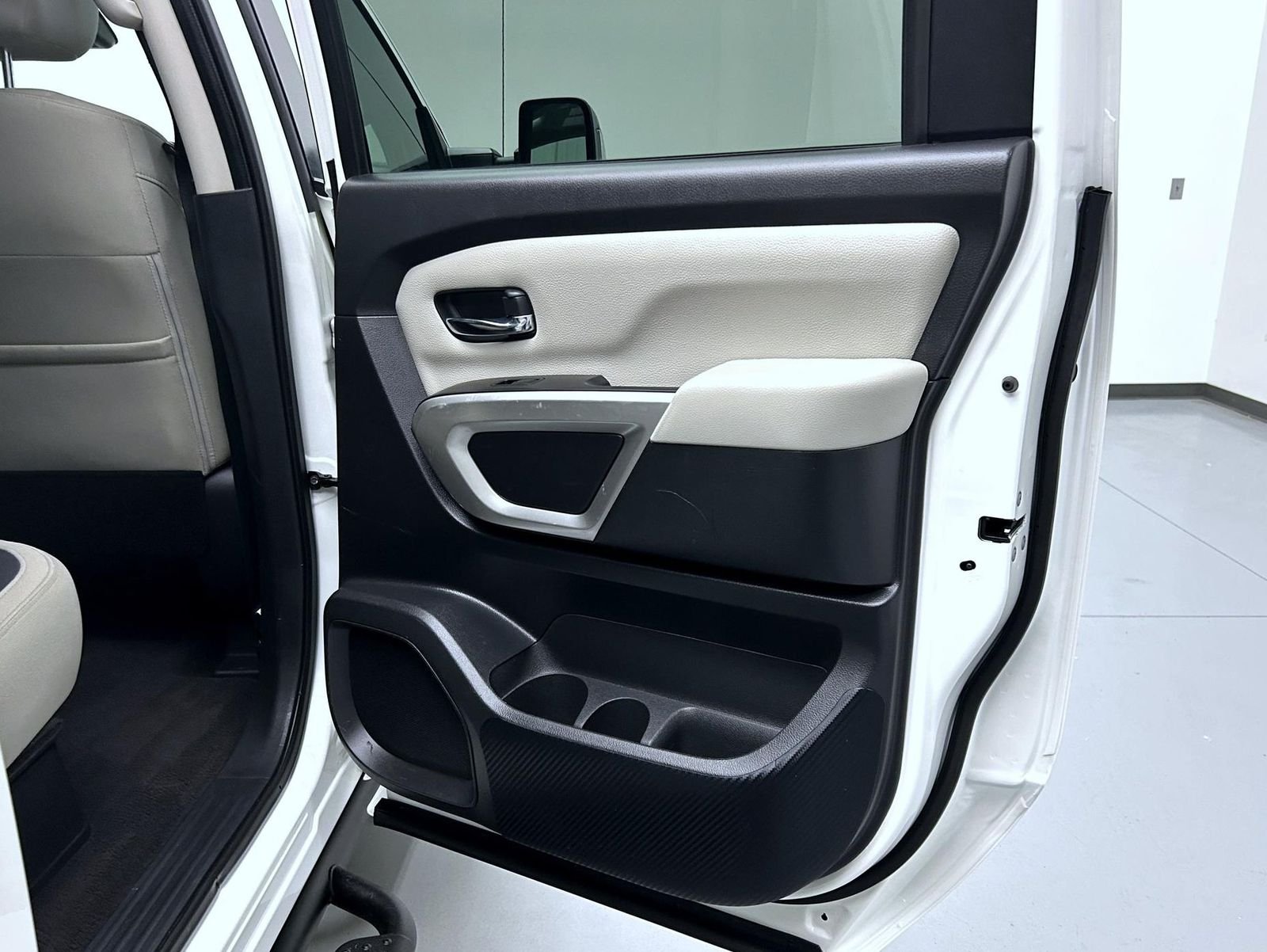 Used 2021 White Nissan SV image 17