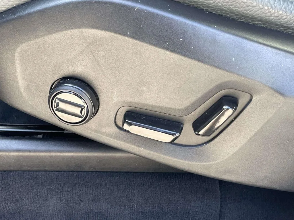Used 2020 Bright Silver Metallic Volvo Momentum image 7