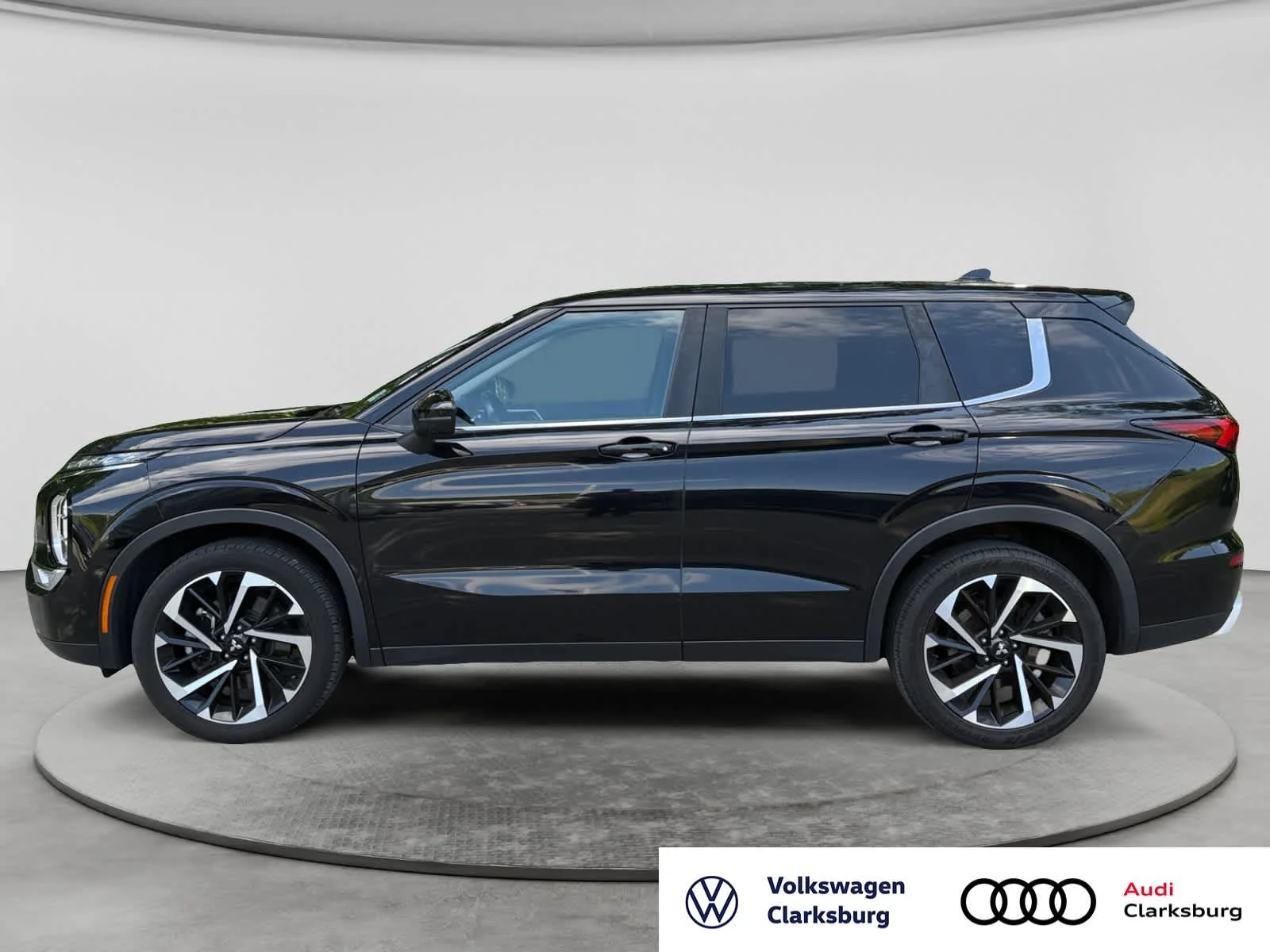 Used 2023 Labrador Black Pearl Mitsubishi SE image 8