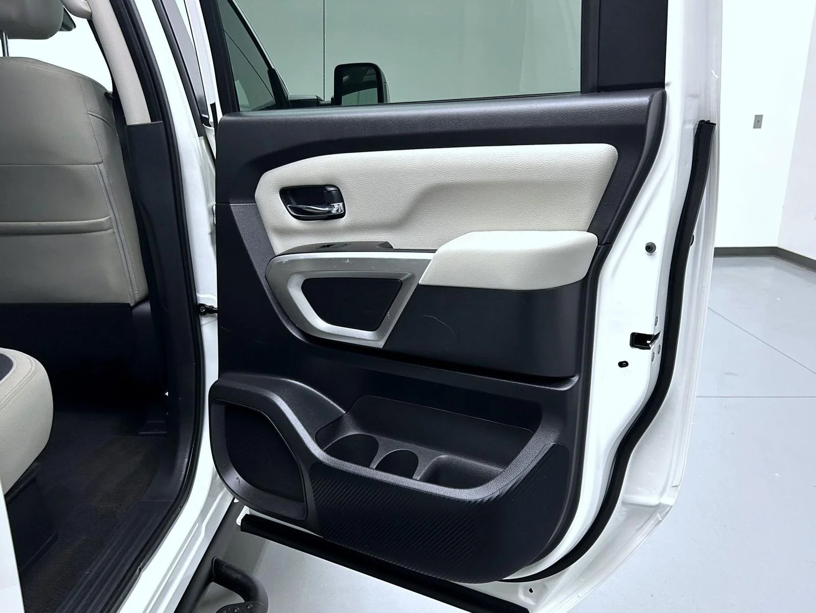 Used 2021 White Nissan SV image 17