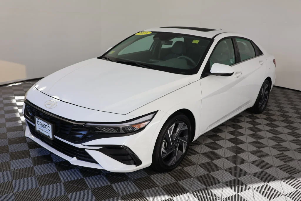 Certified Used 2025 White Hyundai SEL Convenience image 4
