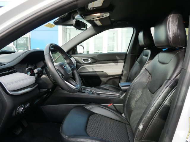Used 2024 White Jeep Latitude image 7