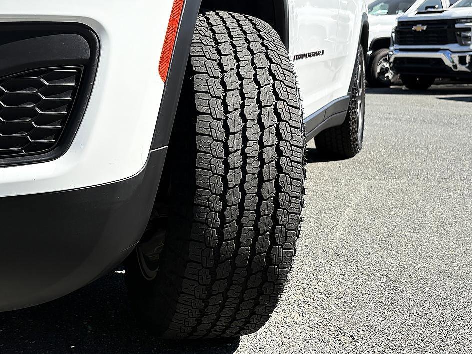 Used 2022 Bright White Clearcoat Jeep Trailhawk image 28