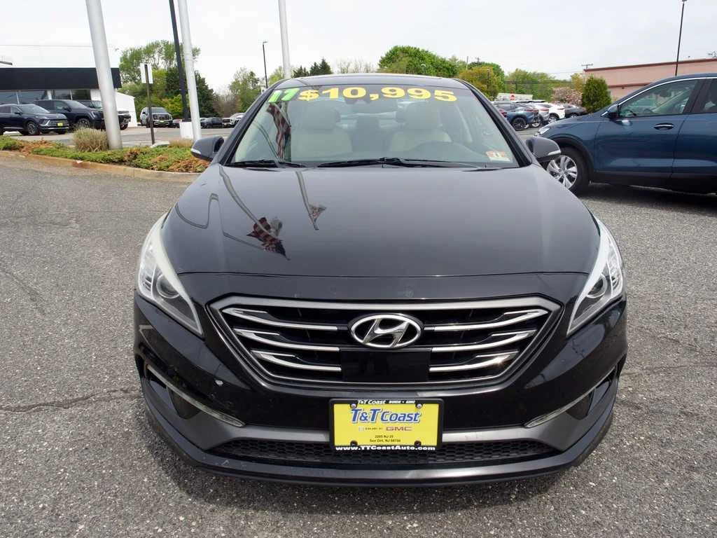 Used 2017 Black Hyundai Limited image 3