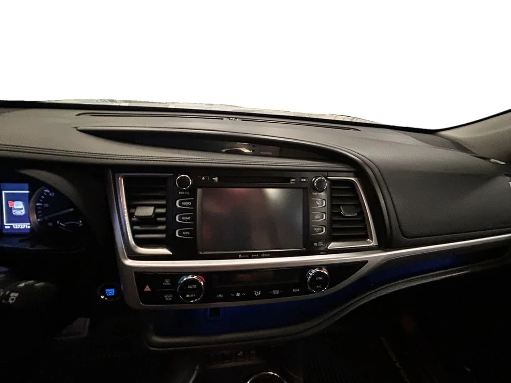 Used 2017 Celestial Silver Toyota XLE V6 image 10