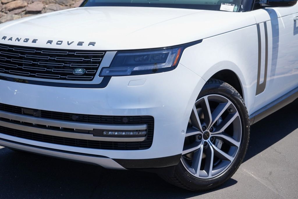 New 2026 Ostuni Pearl White Land Rover SE image 2