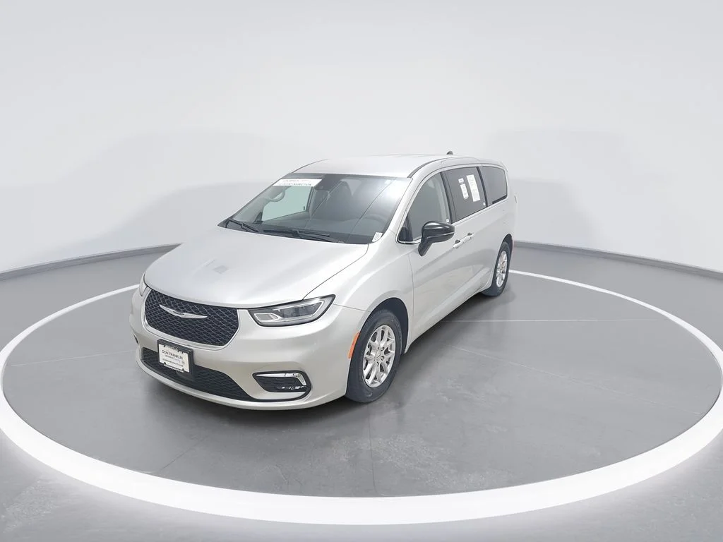 Used 2024 Silver Chrysler Touring L image 3