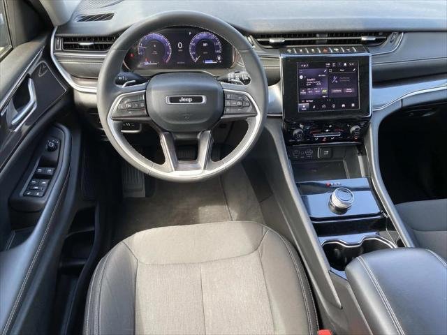 Used 2023 Diamond Black Crystal Pearlcoat Jeep Laredo image 11