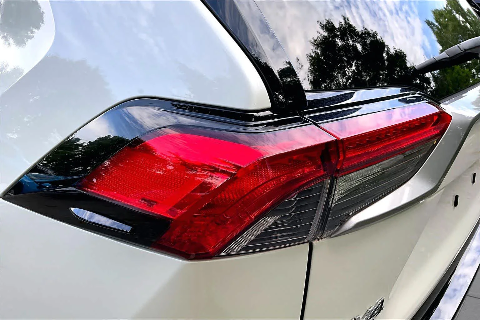 Certified Used 2022 Blizzard Pearl/Midnight Black Metallic Toyota Hybrid XSE image 27