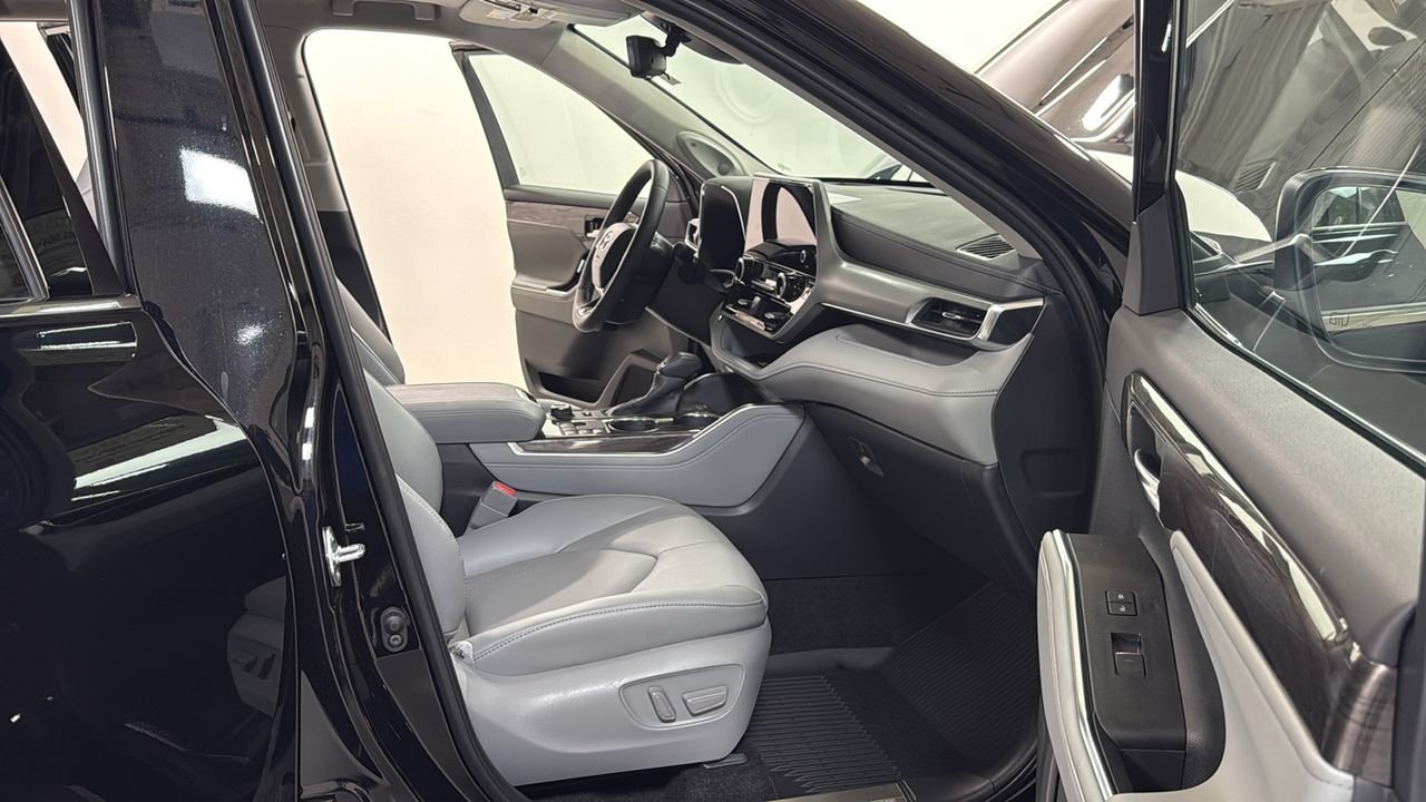 2026 Toyota Highlander Platinum - Photo 19