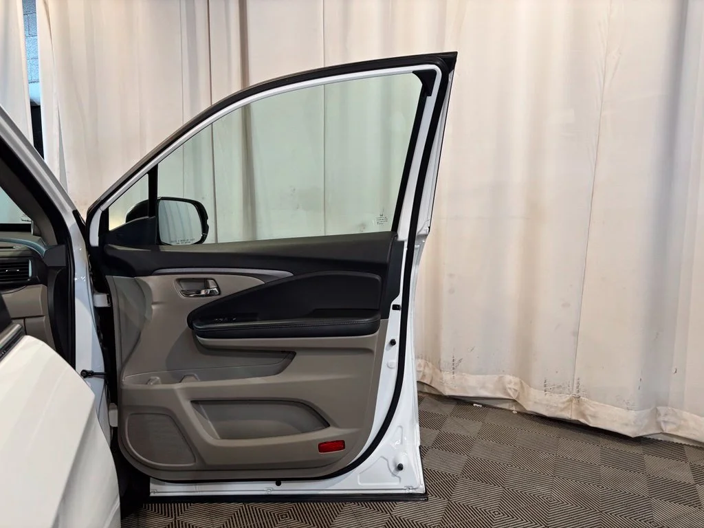 Certified Used 2023 Platinum White Pearl Honda AWD RTL image 23