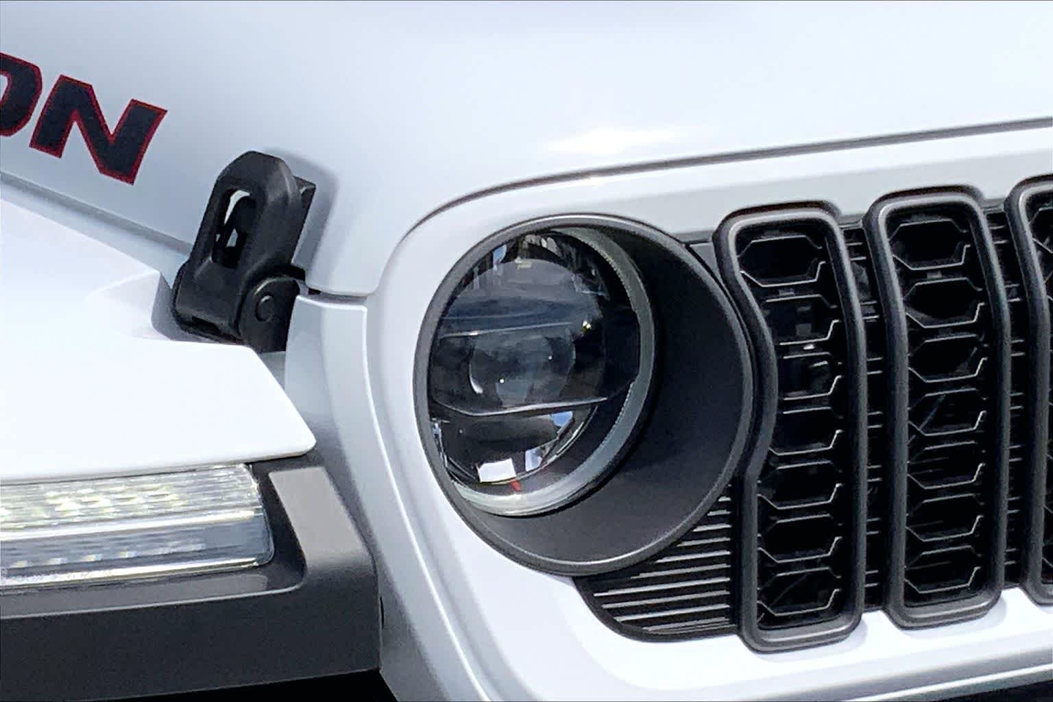 New 2026 Bright White Clear-Coat Exterior Paint Jeep Rubicon image 10