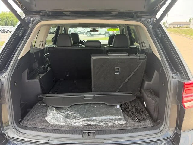 Used 2018  Volkswagen SEL image 29