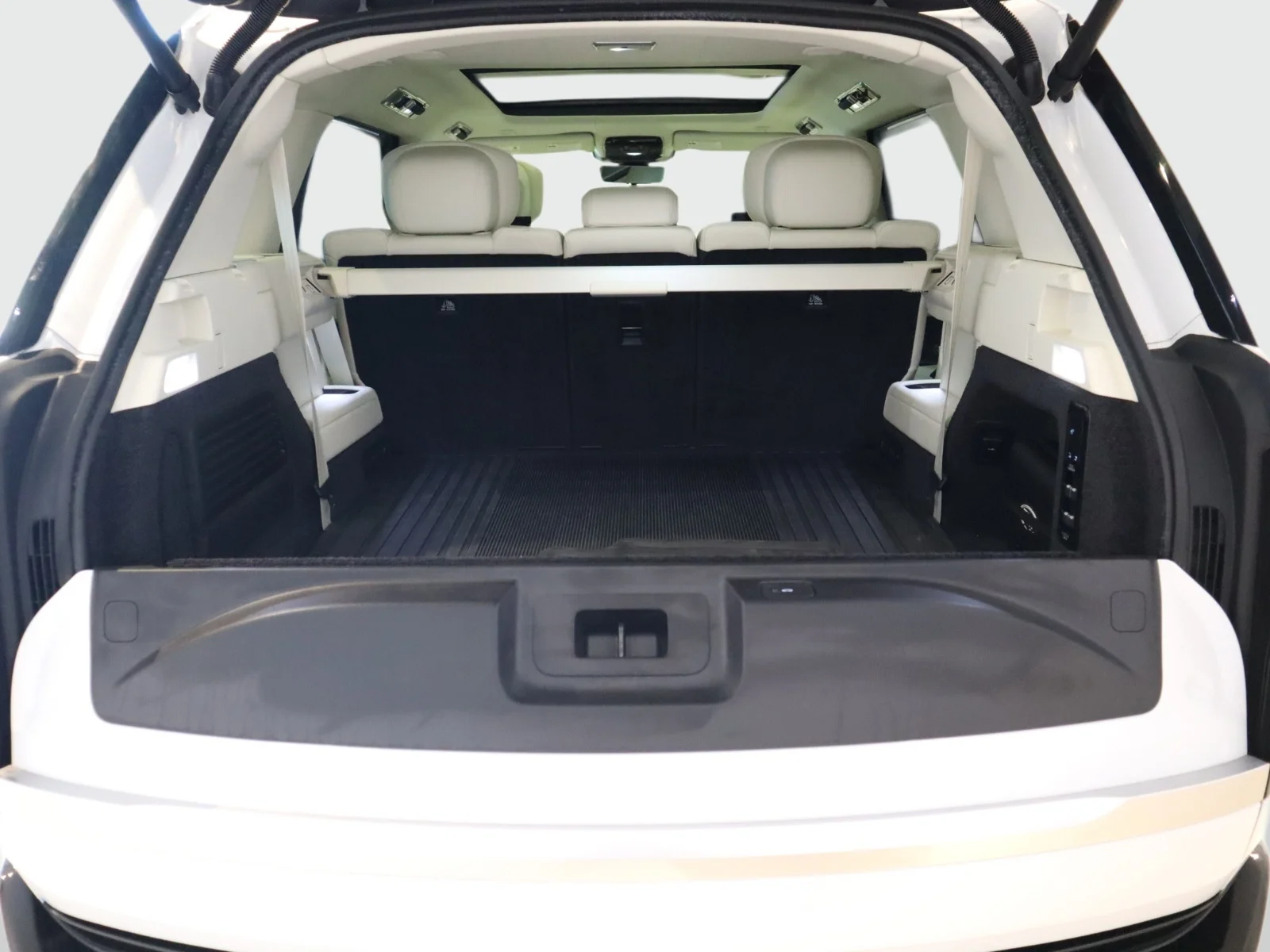 Used 2024 White Land Rover P530 Autobiography LWB 7 Seat image 10