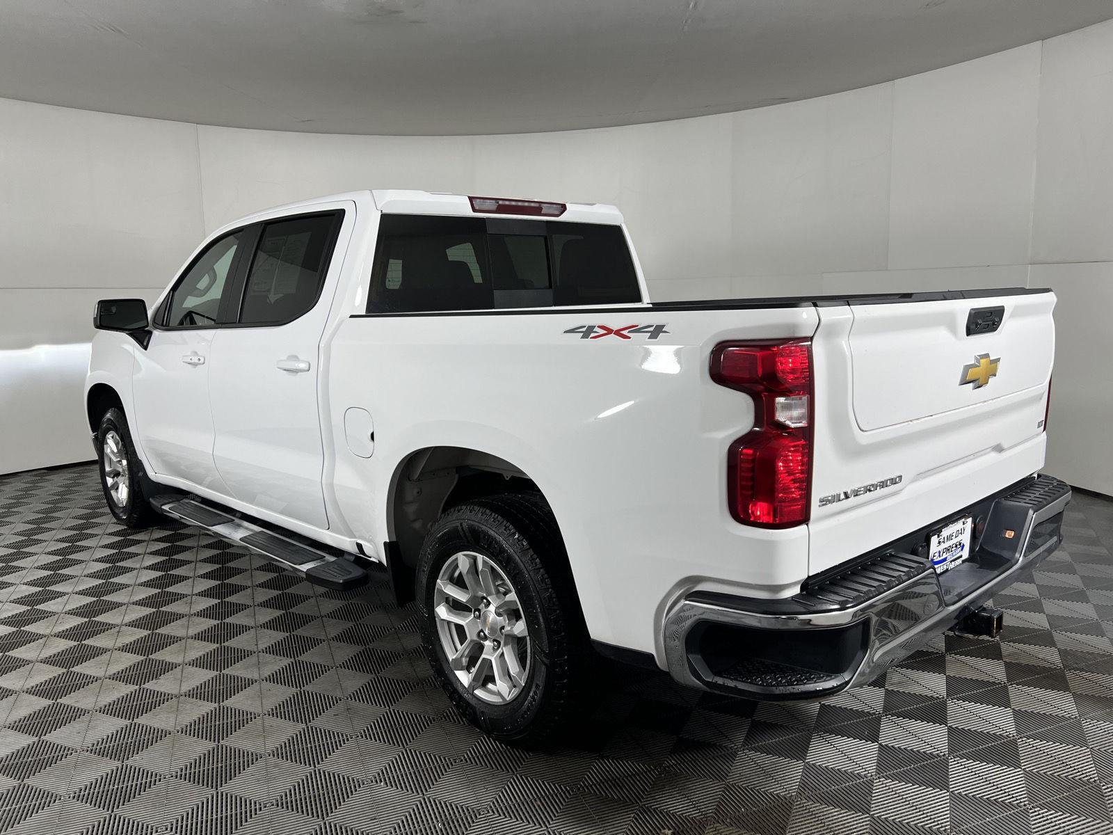 Used 2025 Summit White Chevrolet LT image 3