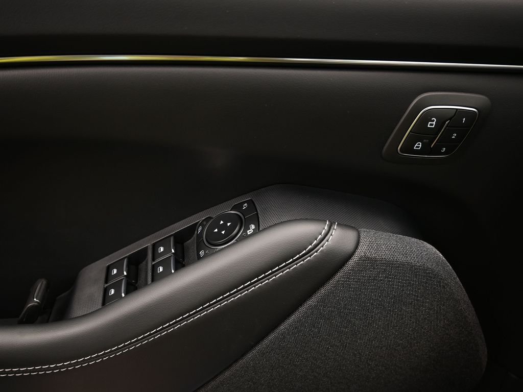 2025 Ford Mustang Mach-E Premium - Photo 16