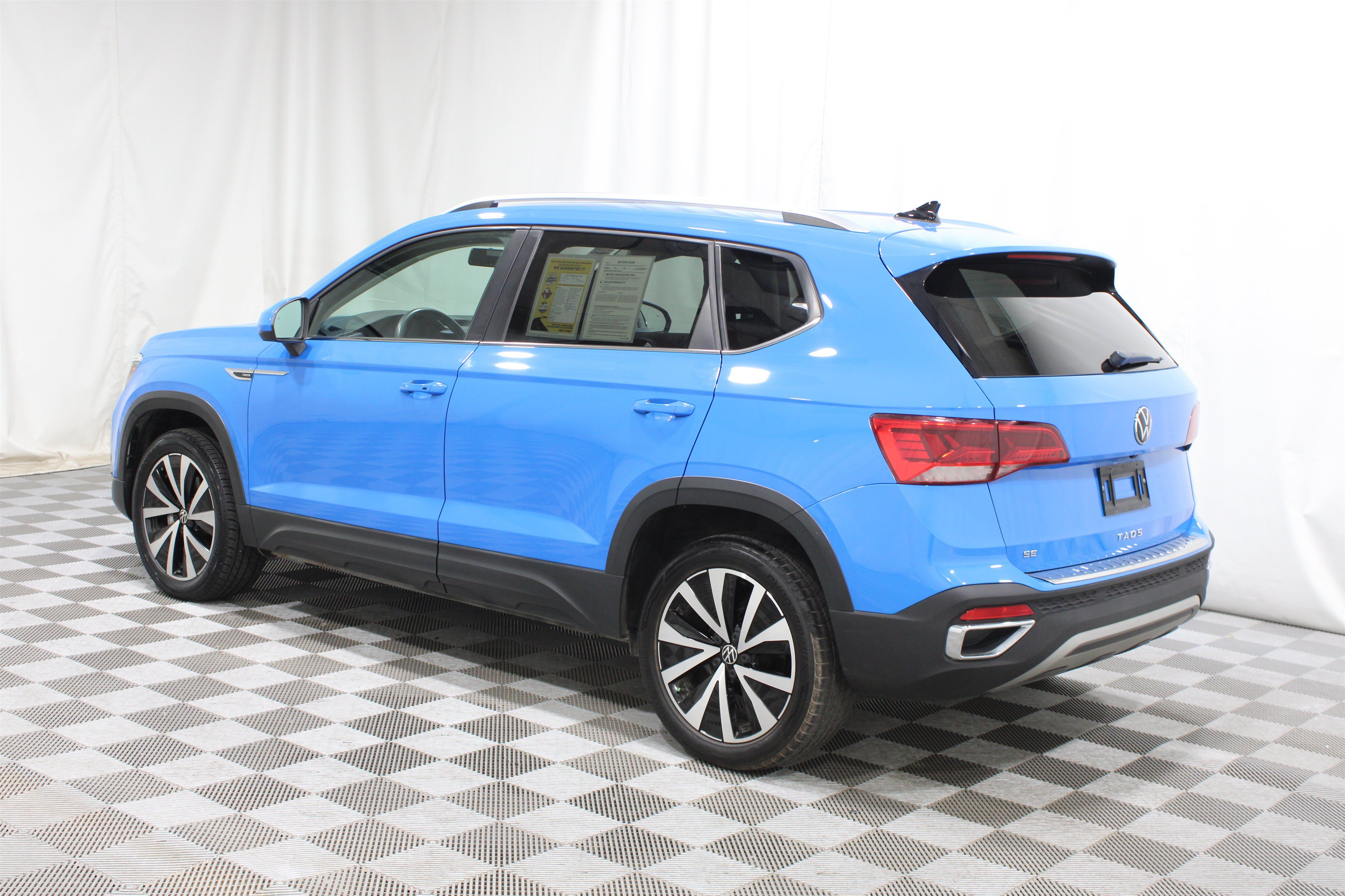 Used 2022 Blue Volkswagen SE image 31