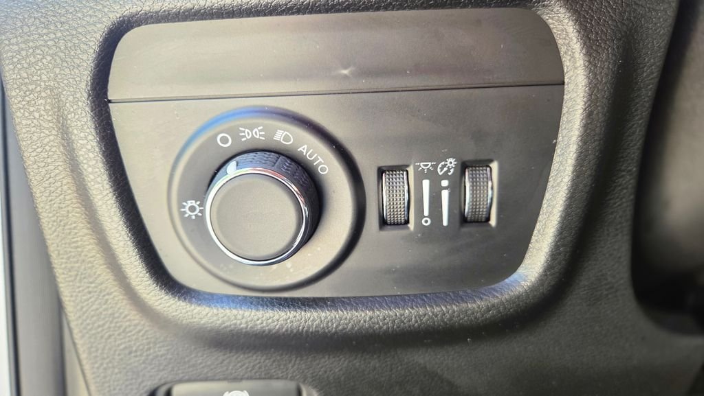 Used 2023 Silver Jeep Altitude image 20