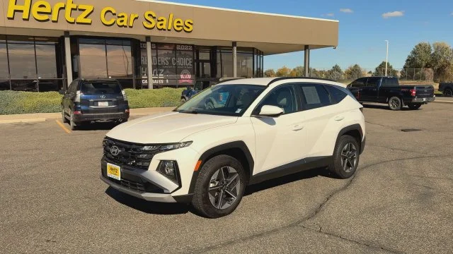 Used 2025 White Hyundai SEL image 4