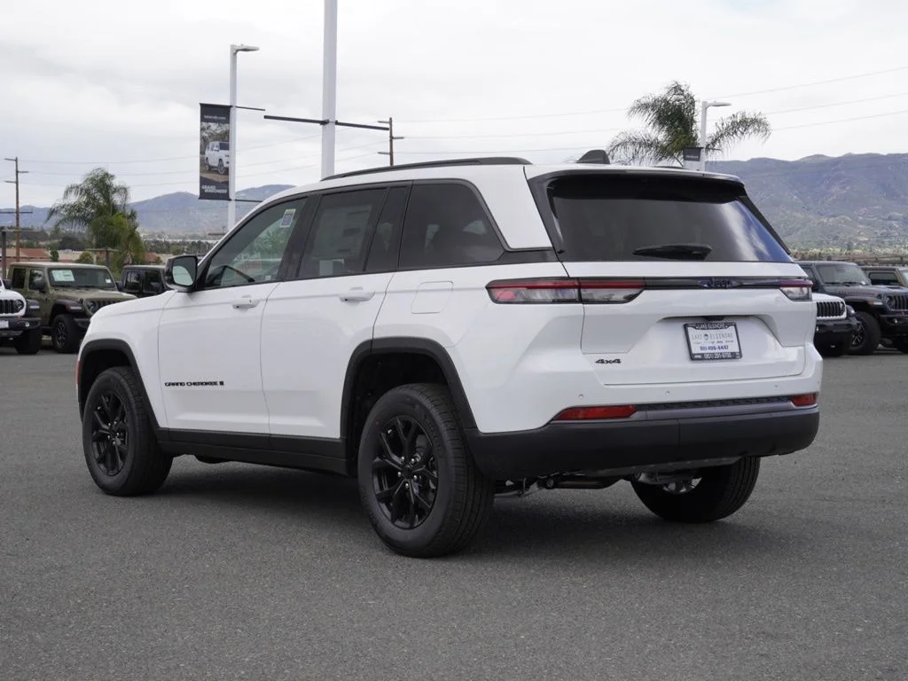 New 2026 Bright White Clear-Coat Exterior Paint Jeep Altitude image 6
