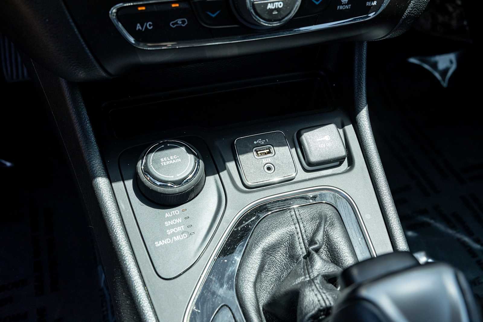 Used 2022 Sting-Gray Clearcoat Jeep Limited image 21