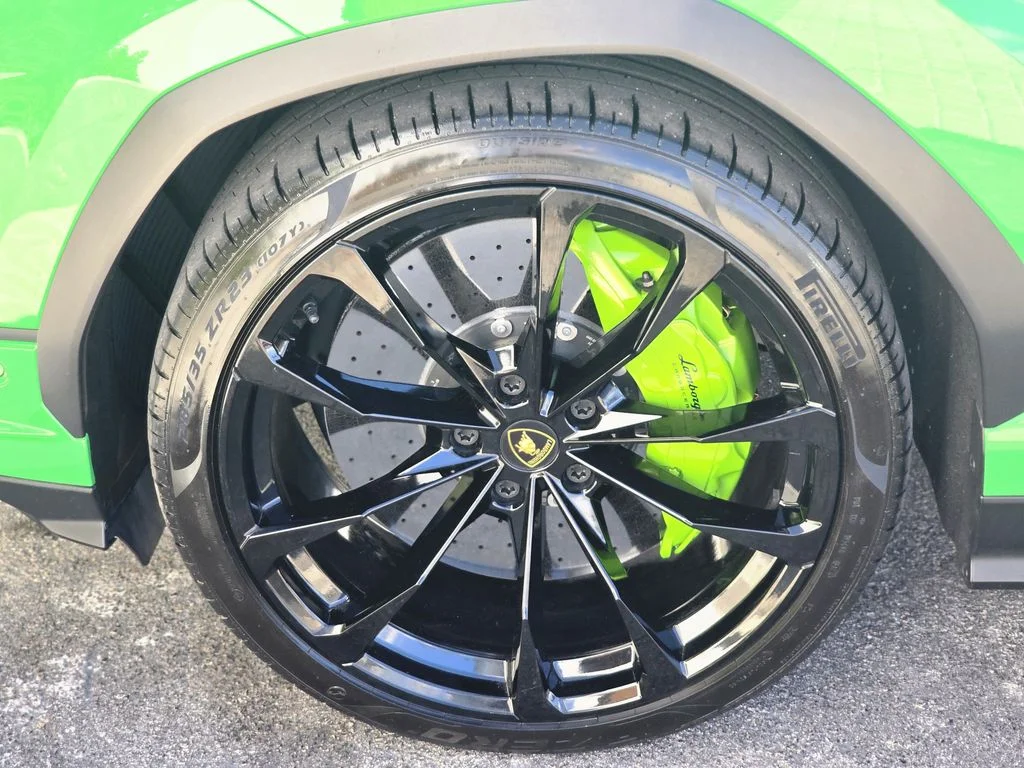 Used 2024 Green Lamborghini S image 8